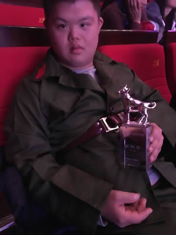 1488851561650086186.jpg 手捧奖杯.jpg