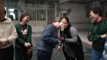 1520824803391054858.jpg 图5 衔纸杯叠叠乐,智慧的挑战.jpg