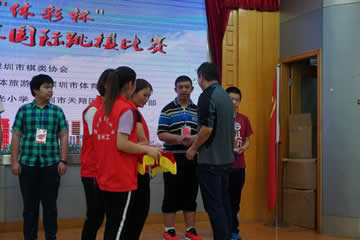 1542934119110005454.jpg 来柏锐接受团体亚军颁奖.jpg