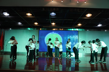 1560151971381070613.jpg 3.《和你一样》.jpg