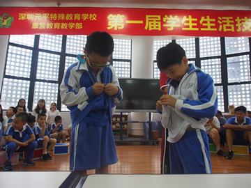 1560154170382013737.jpg 脑瘫学生穿衣比赛.jpg