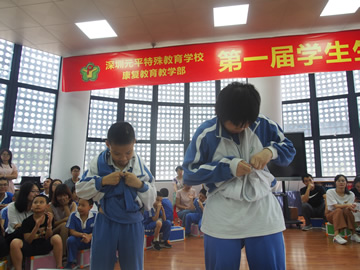 1560154174630088491.jpg 脑瘫学生穿衣比赛3.jpg