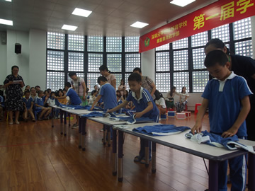 1560154201012051927.jpg 自闭症学生叠衣服比赛.jpg