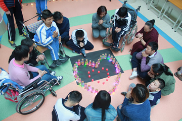 艺术节脑瘫组制作许愿灯活动1.jpg