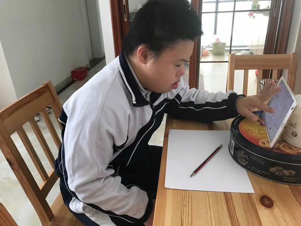 1591151925883008709.jpg 坚持穿校服上课,线上阅读课最认真的娃.jpg