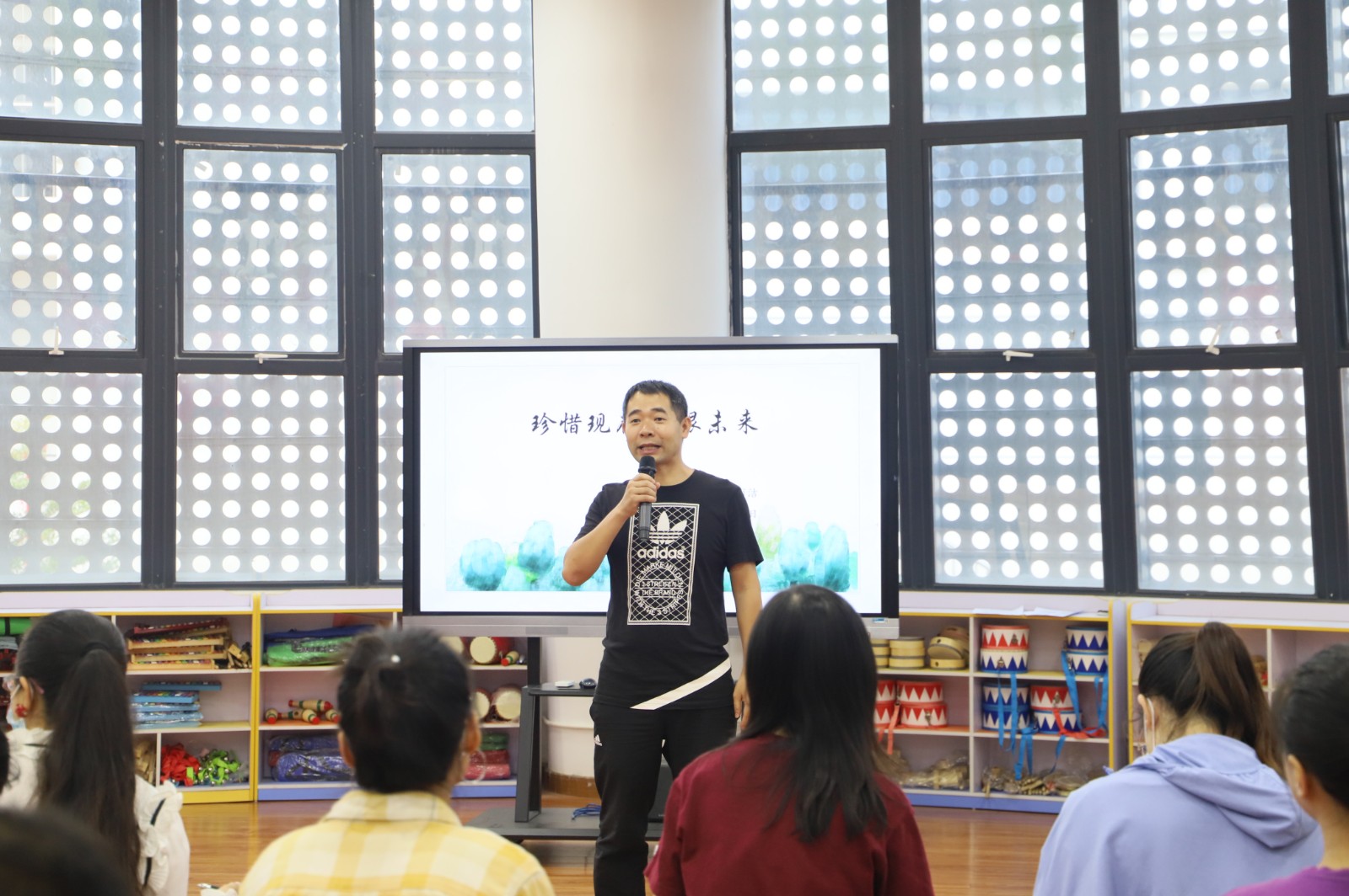图1徐维海老师主持分享会.JPG