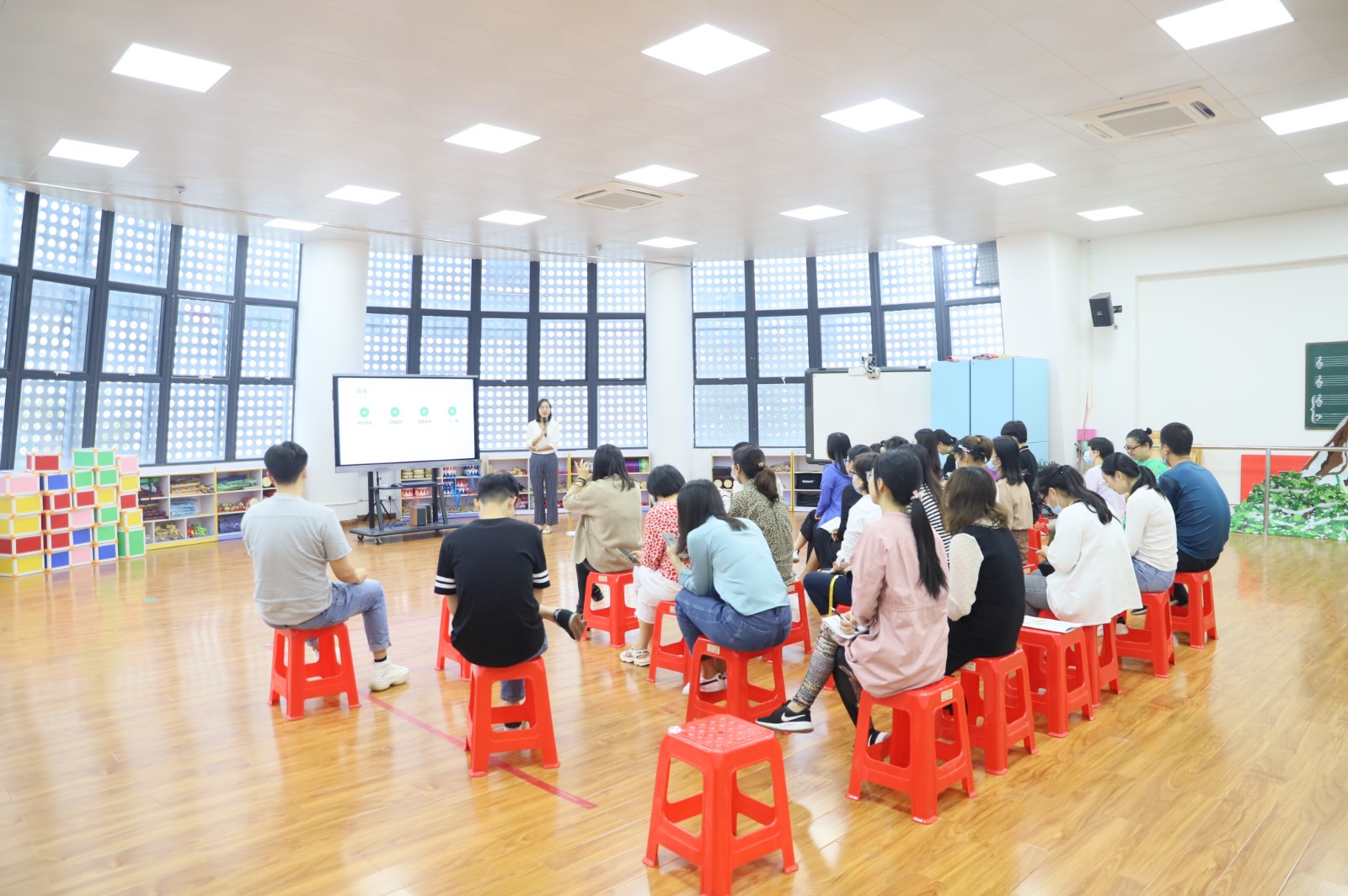 图3自闭症初中组老师聆听分享.JPG